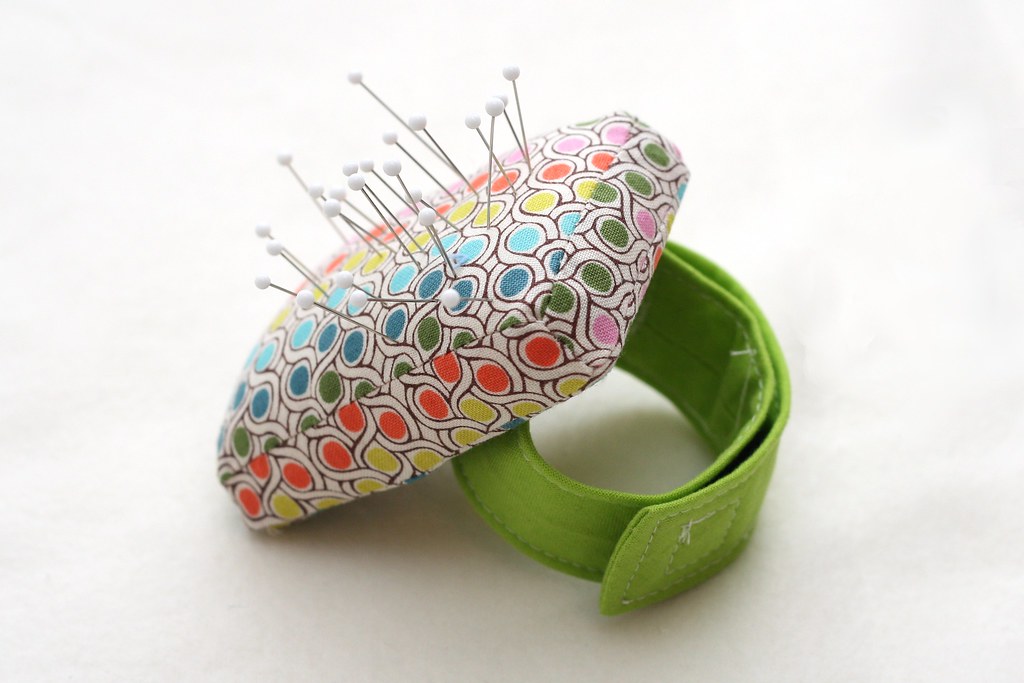 How to sew a pin cushion bracelet { free pin cushion pattern}