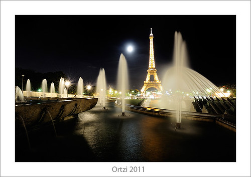Eiffel Tower at night by www.ortziomenaka.com