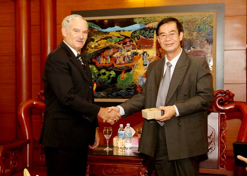 Acting Under Secretary for Farm and Foreign Agricultural Services Michael Scuse (left) meets Vietnam’s Vice Minister of Agriculture and Rural Development Diep Kinh Tan in Hanoi on Sept. 25. As part of USDA’s trade mission to Vietnam, Scuse is meeting with Vietnamese government and agriculture officials and encouraging increased agricultural collaboration and trade between the United States and Vietnam. Photo by Le Nguyen-Binh