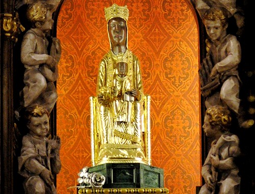 La Virgen en el retablo