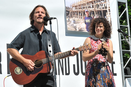 Eddie Vedder and Régine Chassagne