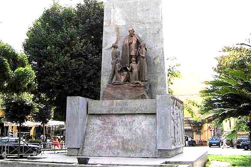 Estatua de Bartolo Longo en la Plaza