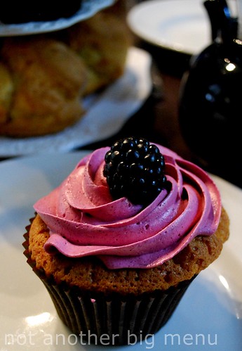 Bea's of Bloomsbury - Berry cupcake