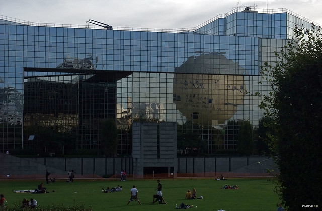 La grande pelouse centrale invite à la détente et au sport, avec ce ballon qui se reflète sur les immeubles de verre…