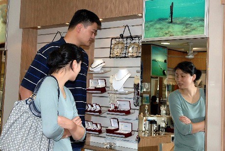 October 1st, 2011 - Yao Ming and Ye Li shop for pearls in Broome, Australia