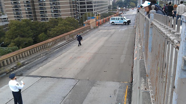 Brooklyn Bridge being closed - three vans on the way to hold arrested protesters