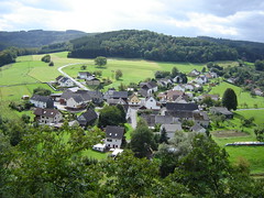 Liebliches Dorf unterhalb der Spitze Ley