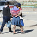Il modo tradizionale delle donne quechua di trasportare carichi