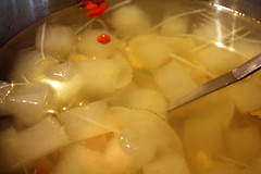 ▲ 平常煮冬瓜湯，都是冬瓜、薑絲，陳滿花加入了天麻、枸杞，更養生