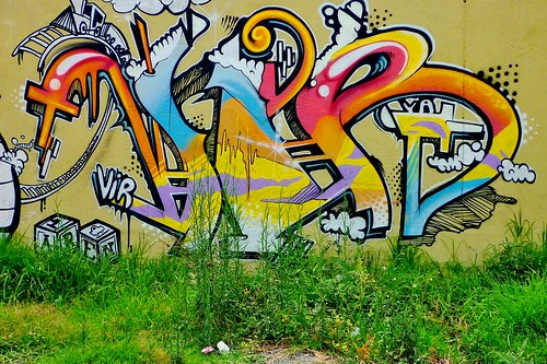 P1050458-graffitis by pelz