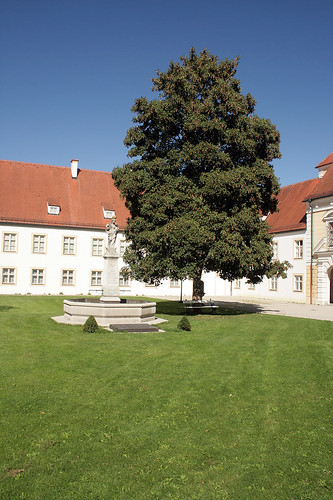 Gedenkbrunnen im Innenhof des Alten Schloß Oberschleißheim