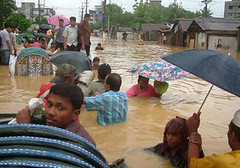 2010年10月孟加拉居民奮力與洪水對抗的情形 (trucbk99攝)
