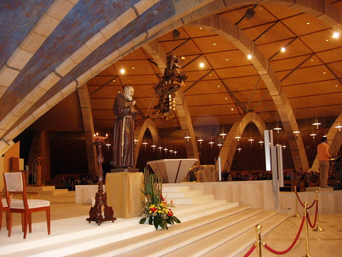 Estatua del padre Pio en la nueva Basílica
