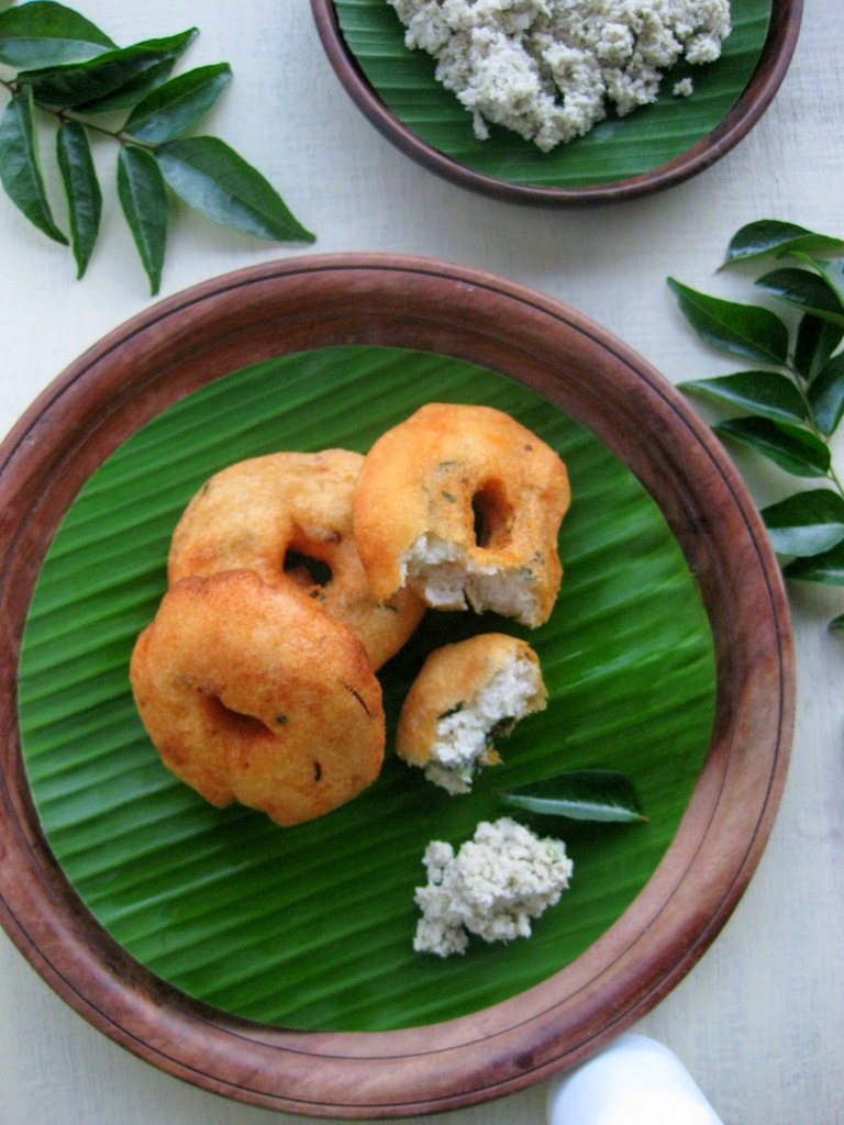 medu vada with coconut chutney