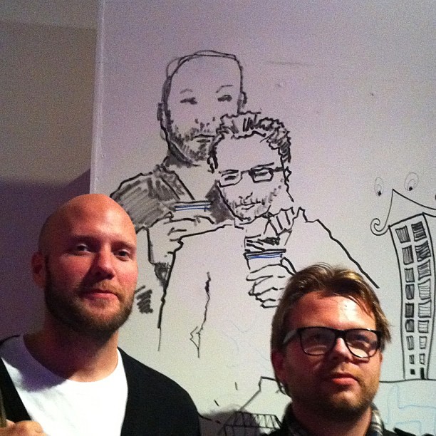 Jag och @jnystromdesign framför hans porträtt av oss.