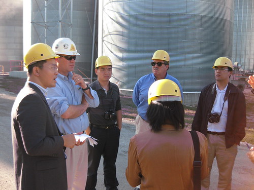 The operations manager at CGB describes the soybean marketing process to the AQSIQ team.
