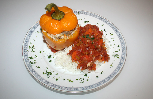 Gefüllte Paprika mit Tomaten-Möhrensauce & Reis / Stuffed Paprika with tomato sauce & rice