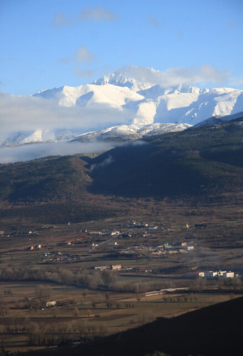 La vista del Gran Sasso nella distanza e la valle dell'Aquilano