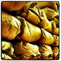 事務所の玄関に積まれた米袋