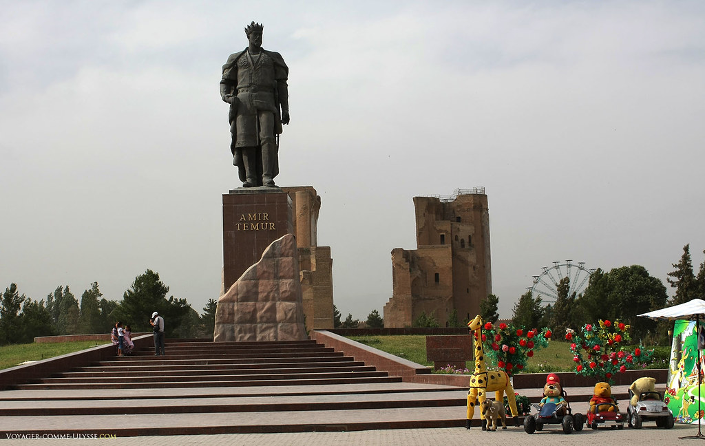 Grande estátua de Amir Timur, de frente para Ak Sarai, o Palácio Branco. Apercebemos na fotografia algumas atrações para divertimento dos visitantes e das crianças.