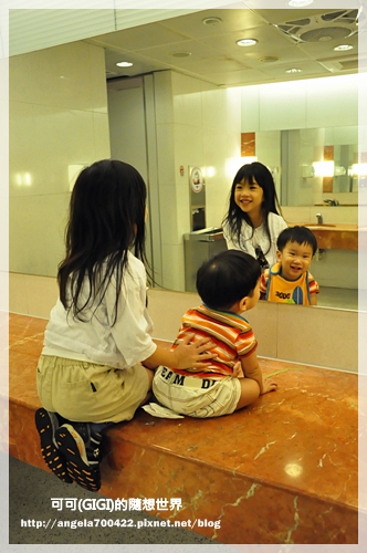 鏡子裡的寶寶是誰呀？—「自我概念發展」（可可5.6ys+樂樂10m）