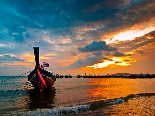 Boat waiting on the beach / Ao Nang / Thailand / 27.01.2011