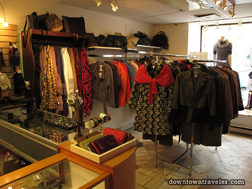 Friperie et bijoux thrift store in Montreal 4