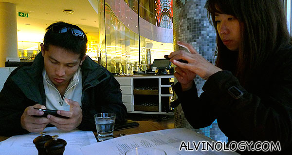 When you dine with bloggers, they will grab every chance to get online with their mobile devices