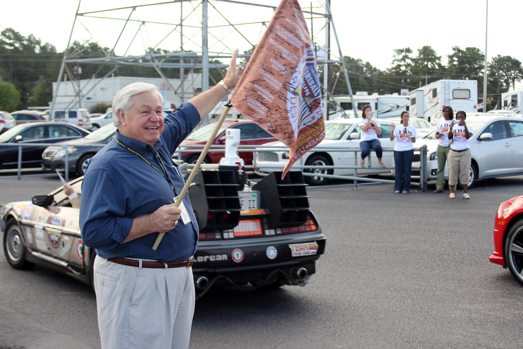 Chevrolet Fireball Run - Mayor Summey drops the flag
