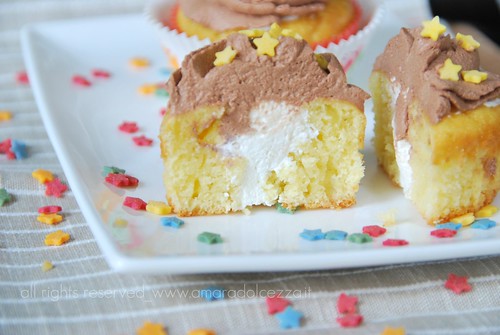 cupcake alla vaniglia con frosting fondente e cuore di panna