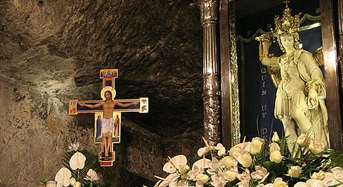 San Miguel en el altar de la gruta