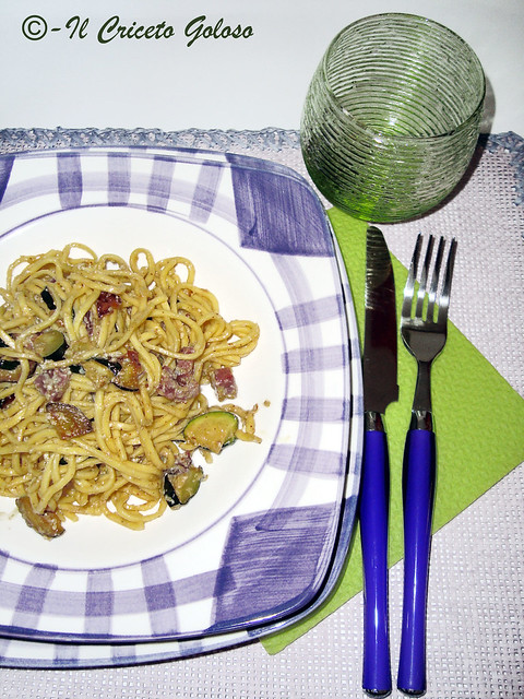 Taiarin con zucchine speck pesto mandorle e olive