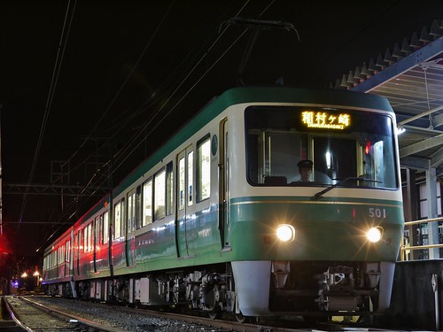江ノ電501F+2002F稲村ヶ崎行き最終電車＠長谷
