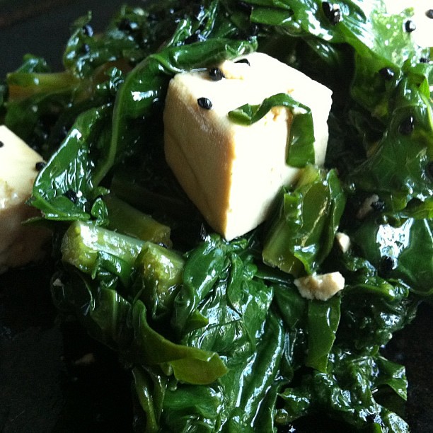 Kale & kalonji salad with tofu