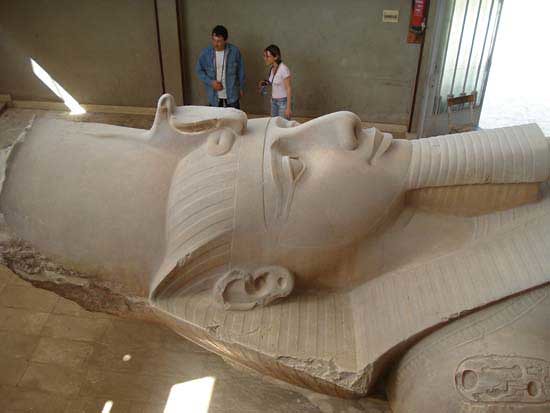Colossus of Pharaoh Ramses II. Memphis. mon.