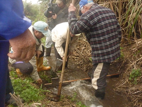 部落老農民指導工作人員傳統水路分配制度。（圖片來源：林務局）