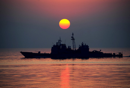 フリー写真素材|乗り物|船・船舶|夕日・夕焼け・日没|軍用船|