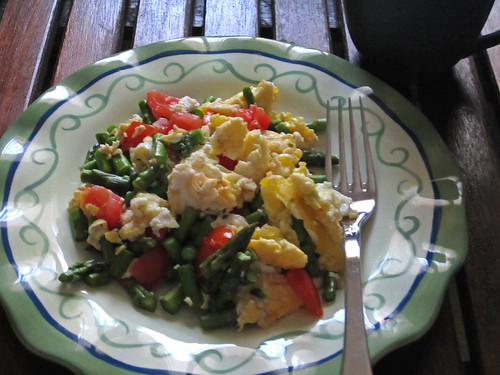 Scrambled Eggs with Asparagus and Tomatoes