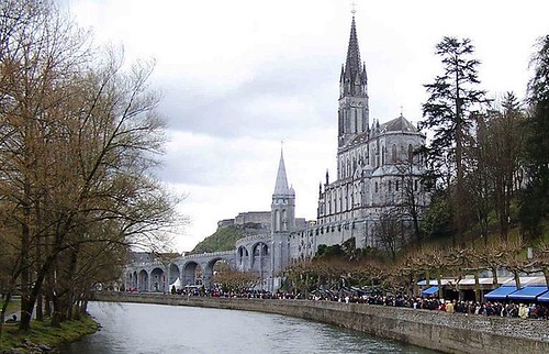 Vista de la Basílica desde laotra orilla del rio Gave