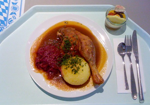 Entenkeule mit Blaukraut & Kloß / Duck haunch with red cabbage & dumpling