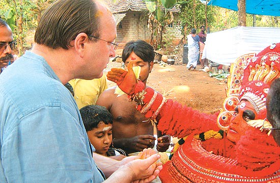 Dalrymple with Hari Das (the prison warden) in his theyyam avatar (via OutlookIndia.com)