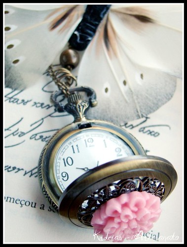 Detalhe do Colar - relógio " Rosa" by kideias - Artesanato