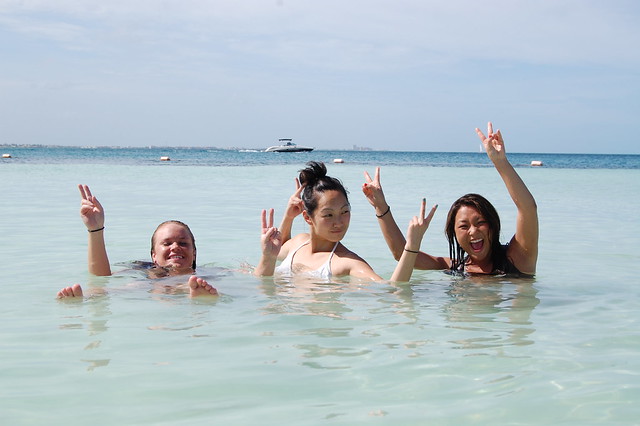 cancun_ladies_in_water_peace