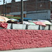 Il muretto rosso dietro il quale si tiene il mercado sur in Salvador de Jujuy