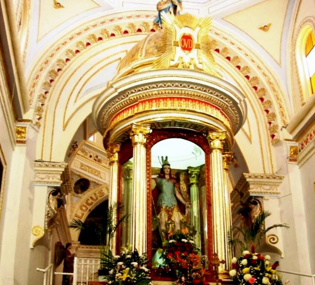 Glorieta a espaldas del altar principal con estatua de san Miguel