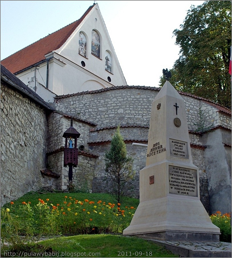 Kazimierz Dolny obelisk poświęcony Józefowi Piłsudskiemu