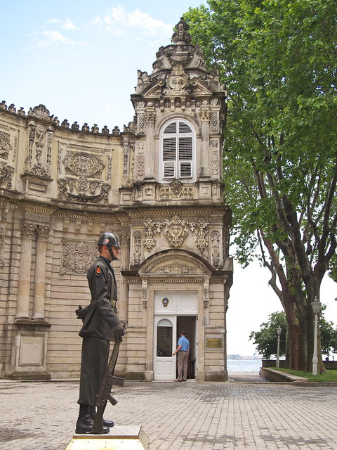 朵瑪巴切皇宮大門前的警衛