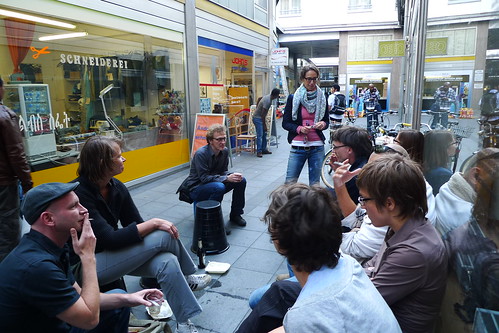 Zusammensein bei Souvenir Frankfurt in der Kaiserpassage. August 2011