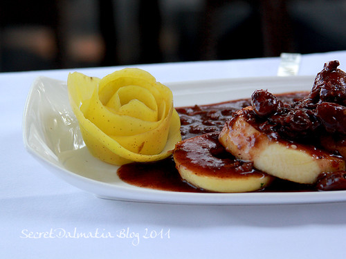 Apples and dried figs in plavac mali sauce