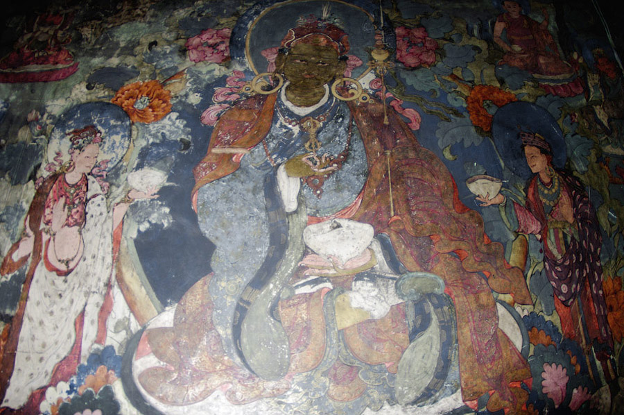 Изображение Падмасамбхавы и его двух жен: Еше Цогьял и Мандаравы